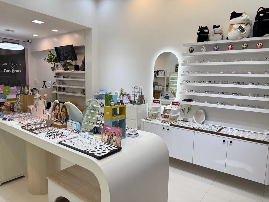 บรรยากาศจริงภายในร้าน GLASSES LAB