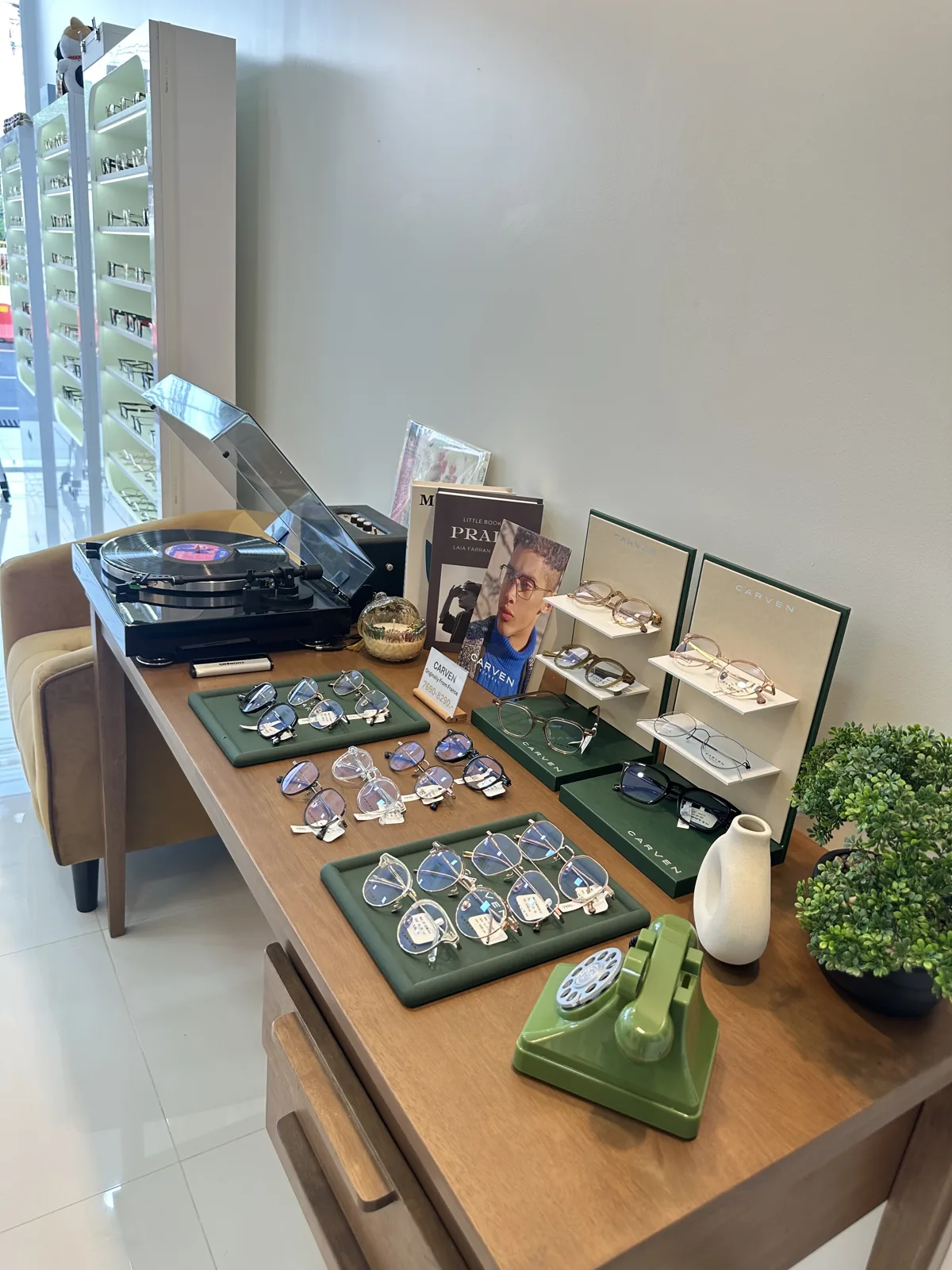 โต๊ะจัดแสดงกรอบแว่นในร้าน GLASSES LAB